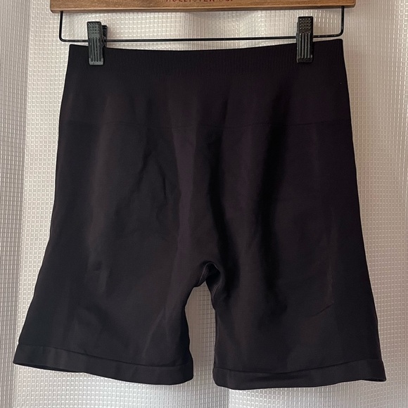 AUROLA Intensify Workout Shorts for Women Seamless Scrunch Short - Seal Brown - Picture 4 of 4